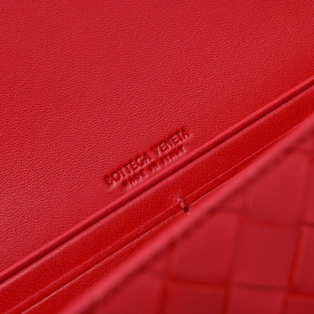 The batch of 1360 BV Andiamo evening handbags has been heavily planted again~ The designer aesthetics in the era of economic downturn are back. I fall in love with it at first sight and can't put it down. It's so beautiful and full of aura. The shape and texture are very competitive. It's light in weight and has sufficient capacity. It's a must-have for fashionistas. It's suitable for many occasions, minimalist, high-end and light luxury. Model No.: 741511 Size: 31*13*3cm